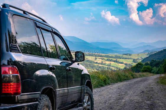 与SUV的景观以及喀尔巴阡山脉博尔图片