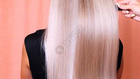 美丽的女豪华长直金发染成波浪状的白色金发背景染色延伸治疗治疗概念头发护理慢动作4KUHD视频背景图片