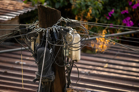 杆是起支撑作用的垂直支撑它通常用于建造带刺铁丝网电线和电话线有线电视图片