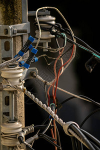 杆是起支撑作用的垂直支撑它通常用于建造带刺铁丝网电线和电话线有线电视图片