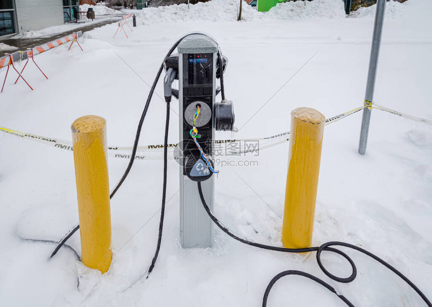 电动汽车充电站年久失修在极端天气条件下损坏的充电站冰雪覆盖的电图片