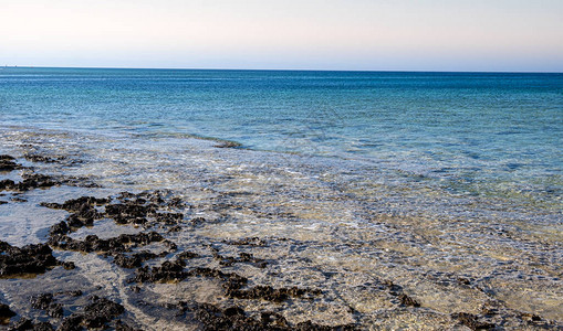 海与绿松石清澈的海水和蓝天与复制空间普罗塔拉斯海图片