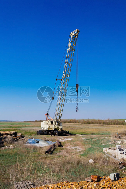 建筑工地公路和塔起重机上的图片