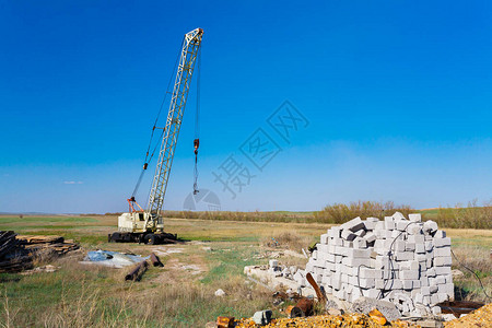 建筑工地公路和塔起重机上的图片