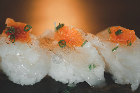 日本鱿鱼的寿司顶端有图片