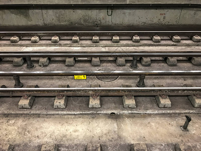 在里斯本一个空荡的地铁站内图片