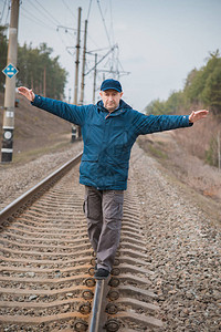 老人思考他在铁路上的生活图片
