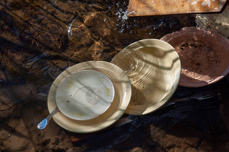 在湖里洗脏盘子环境问题村里的供水问题图片