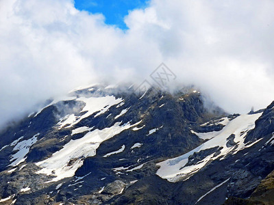从乌里阿尔卑斯山地块的梅尔奇湖欣赏瑞士阿尔卑斯山的雪峰和冰川图片