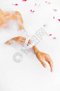 妇女用泡沫浴缸洗手图片