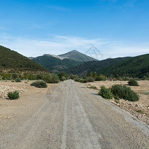 西班牙清晨的欧洲山峰直石子路美丽的风景与坎塔布连山图片