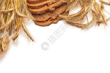 面包黑麦面包店有硬皮面包和面包屑新鲜的乡村传统面包与小麦谷物耳朵或穗状植物隔离在白色背景生物成分图片