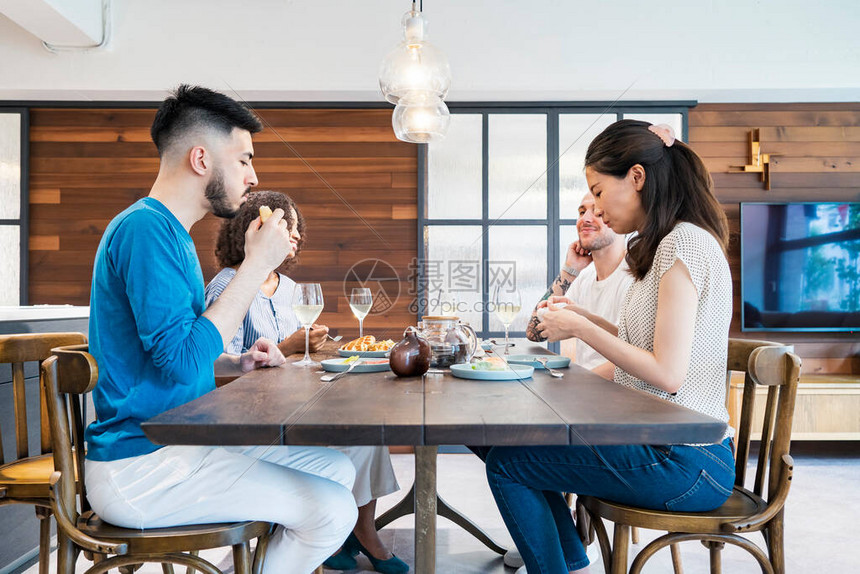 男人和女人都有一个家庭派对高清图片下载-正版图片506692428-摄图网