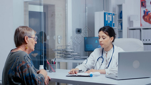医生在办公室对高级退休女病人进行体温检查现代医院或私人诊所的医疗保健医疗办公室治疗药物的疾图片