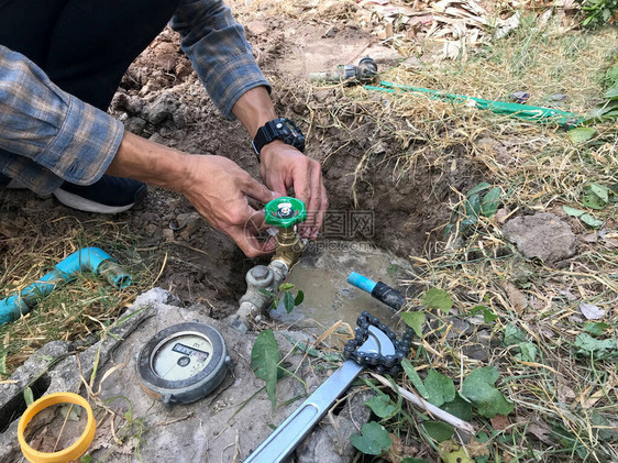 管道工人安装和修理管道装配供水设备以及地下系统维护工作图片