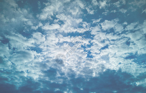 广阔的蓝色夏日天空图片