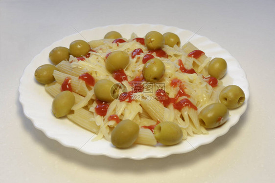 帕斯塔潘尼为番茄酱帕米桑奶酪和橄榄服务图片