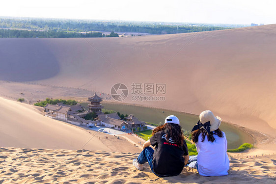 甘肃省敦煌市鸣沙山月崖泉风景区甘肃敦煌月图片