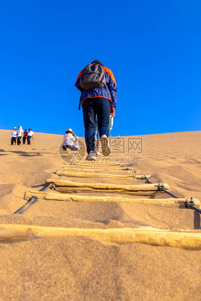 甘肃省敦煌市鸣沙山月崖泉风景区甘肃敦煌月图片