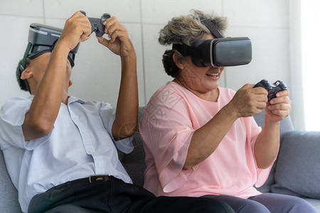 亚洲老人白发老夫妇都喜欢虚拟现实头盔图片