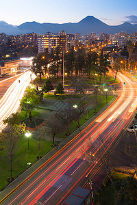圣地亚哥市LasCondes区一个居民区内交通灯小图片