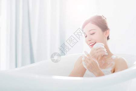 年轻女子在浴缸里洗澡图片