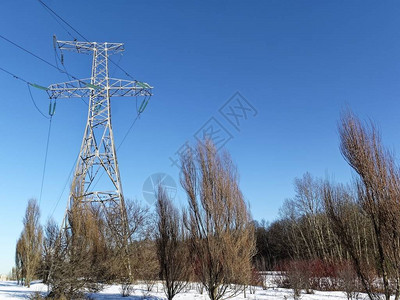 天气晴朗冬天的电线杆在寒冬图片