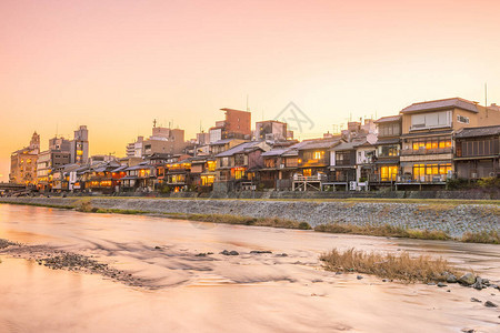 日本京都吉永黄昏时的老房子餐馆图片