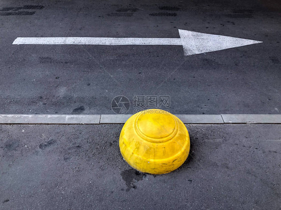 沥青上的泊车限制和道路箭向标志人行道上反停车场障碍物移动照图片