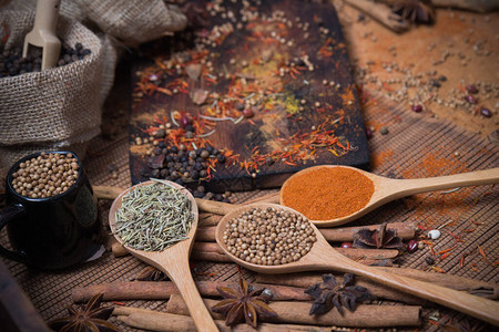 含有干籽的木切刀和作为厨房成份的多彩粉末的辣椒香草芳香味干食品图片
