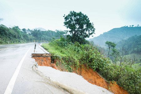 暴雨造成的山体滑坡发生断路沥青街上的破水泥被大雨摧毁的山体滑图片