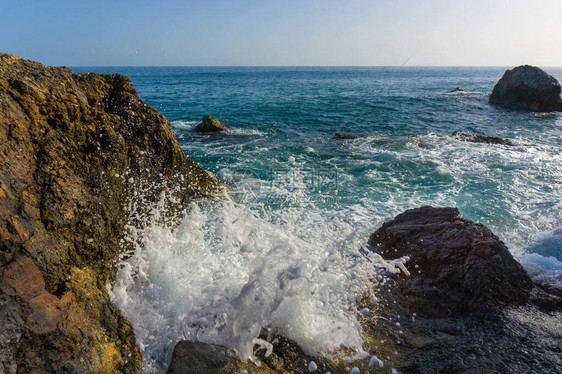 地中海落岩海岸和石丘土图片
