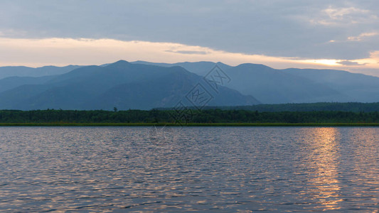 美丽的山丘夏日夜晚风景B图片