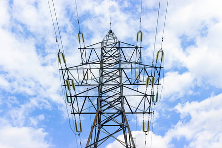 在蓝色多云天空背景的高压输电线路塔上的电塔电缆和围栏与电力概念特图片