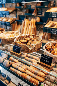 面包店陈列柜有各种面包的编织篮子带面包的架子和带三明治的橱窗图片