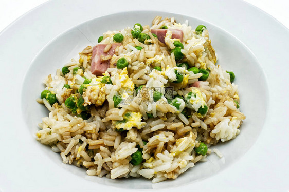 白盘中的东方粤式米饭图片