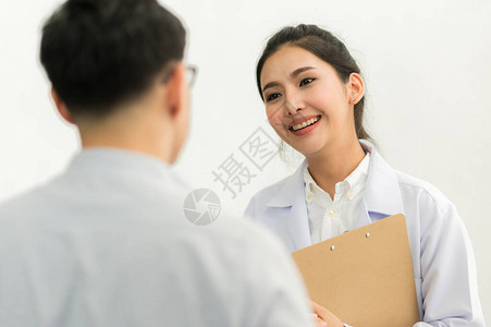 亚洲女医生会见男病人图片