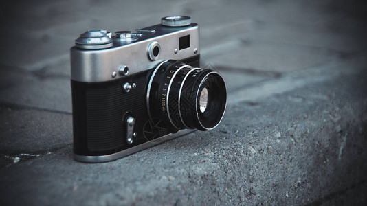 旧胶卷相机在地上图片