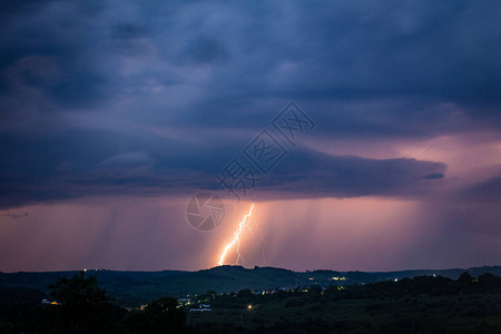 雷暴背景下的夜间风景农村环影和有闪图片