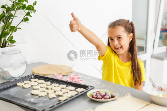 小女孩在家厨房用钱做曲奇饼吃到图片