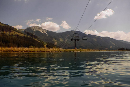 夏天在山上一个湖上跳水时图片