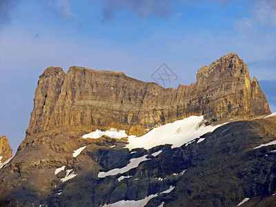阿尔卑斯山峰总温登斯托克Wendestock和普法芬休特Pfaffenhueoet位于甘特尔Gantel和加德默塔尔山谷之间图片