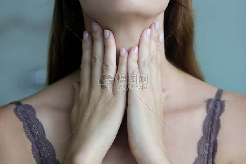 年轻女触摸她的喉咙喉咙痛三联苯基图片