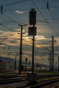 菲拉赫站的信号灯和电气化铁路与晨光图片