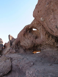 位于亚利桑那州菲尼克斯和坦佩的Papago公园风中山洞自然红岩形成图图片