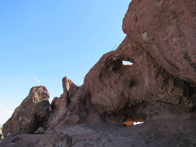 位于亚利桑那州菲尼克斯和坦佩的Papago公园风中山洞自然红岩形成图图片