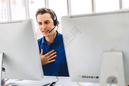 快乐的呼叫中心微笑的商人操作员客户支持咨询电话服务代理图片