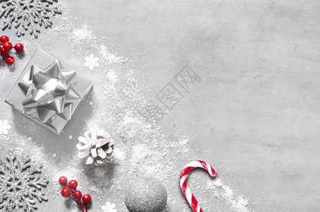 白色灰背景顶视图上的圣诞银色手工礼品盒图片
