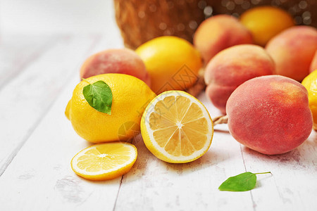 白色背景上的水果柠檬和桃子夏季明信片夏天你好图片