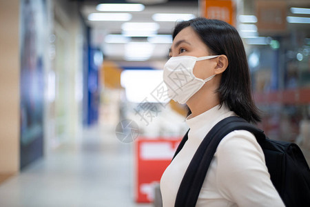 亚洲女快乐地微笑着戴防护面罩预防和污染图片